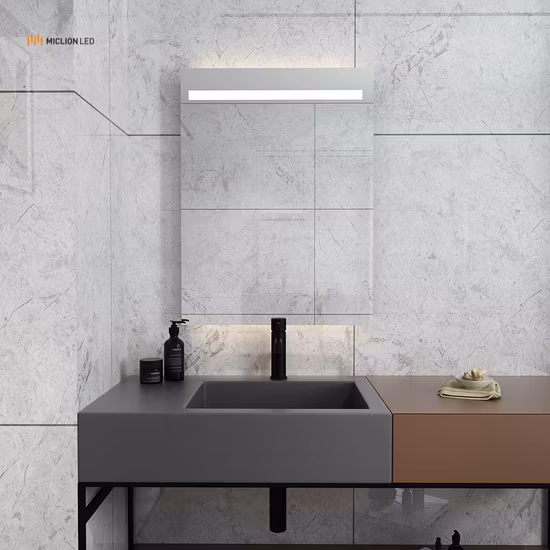 Miroir de courtoisie de maquillage intelligent LED de salle de bains d'usine avec interrupteur à intensité variable