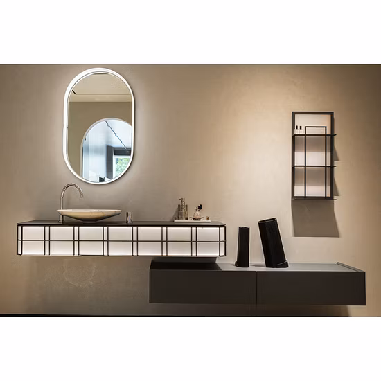 Armoire suspendue au mur de la salle de bains avec lavabo en céramique simple et vanité au design moderne avec miroir