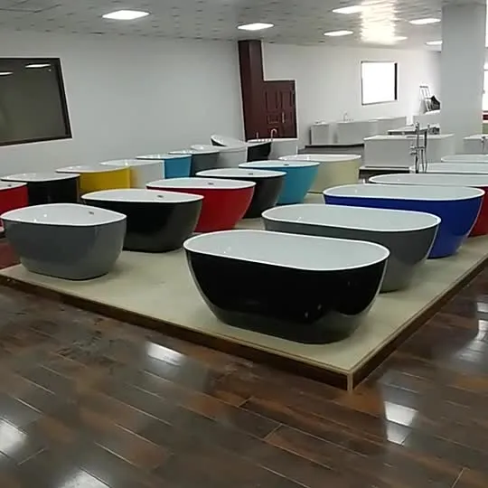 Baignoire autoportante en acrylique côté mur salle de bain moderne